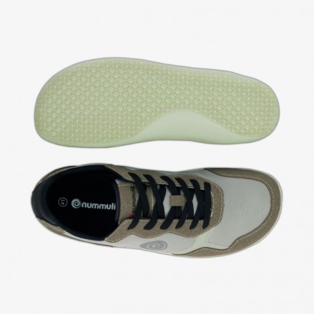 Nummulit Girona: Calçat minimalista casual. Color gris mig/marró clar i sola beix. Comoditat i estil barefoot Nummulit Girona: Calçat minimalista casual. Color gris mig/marró clar i sola beix. Comoditat i estil barefoot