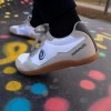 Nummulit Girona: Sabates minimalistes casuals. Color gris mitjà/marró clar amb sola beix. Comoditat i estil barefoot Nummulit Girona: Sabates minimalistes casuals. Color gris mitjà/marró clar amb sola beix. Comoditat i estil barefoot